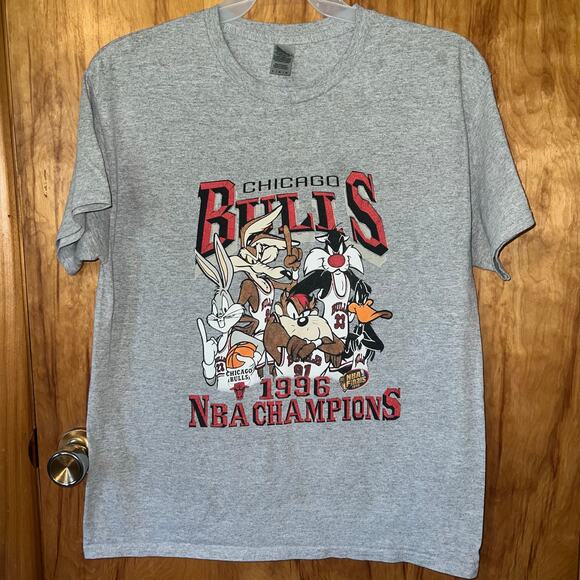 Gildan Tops - 1996 Vintage Looney Toons NBA Chicago Bulls Short Sleeve T-Shirt Size Large